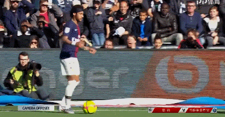 队友为他让球点，暖心瞬间