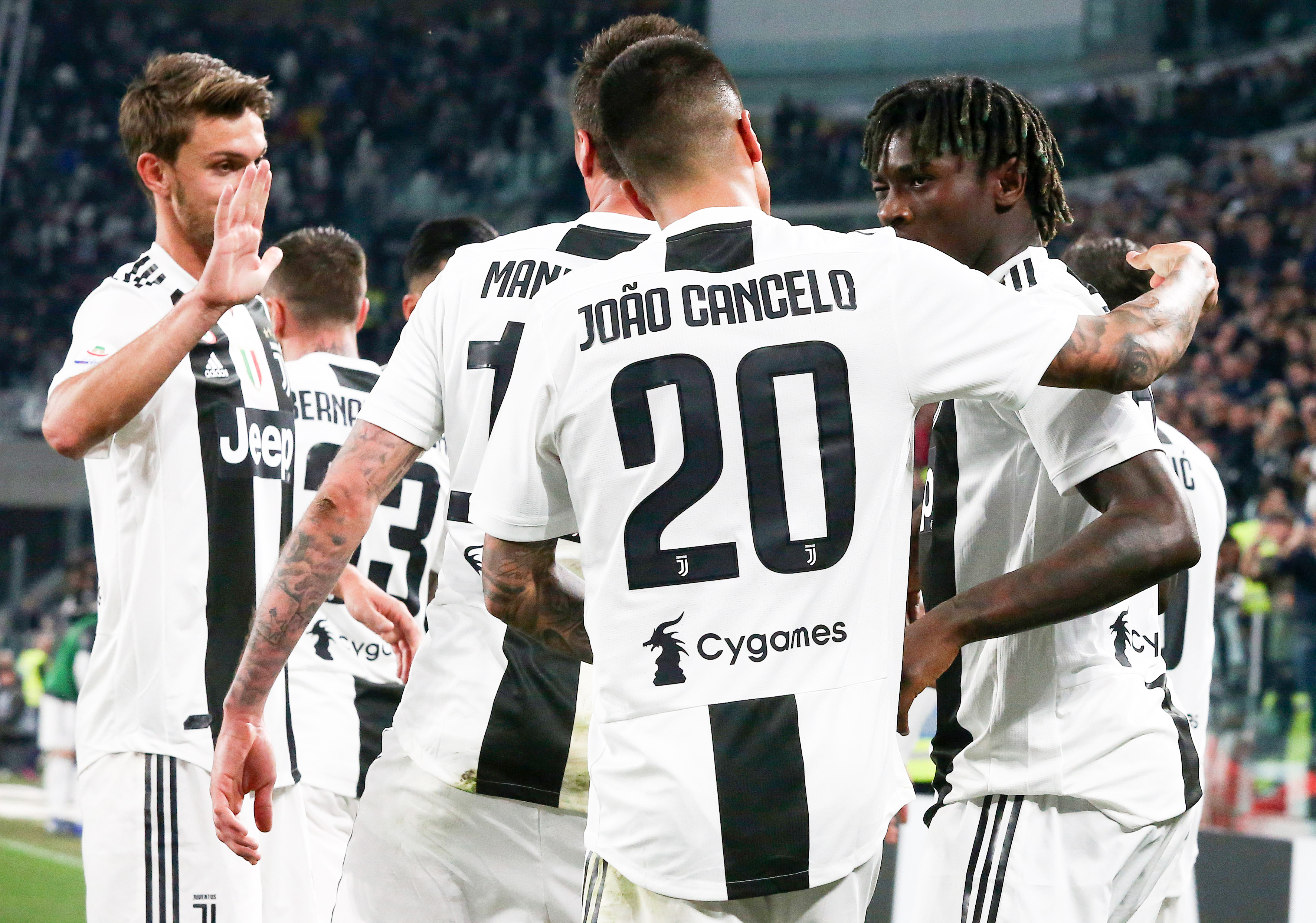 张琳艳赛后和凯莉交换球衣，后者直接把中国队球衣穿在身上（赛后张琳艳与凯莉互换球衣，凯莉当场披上中国队战袍）