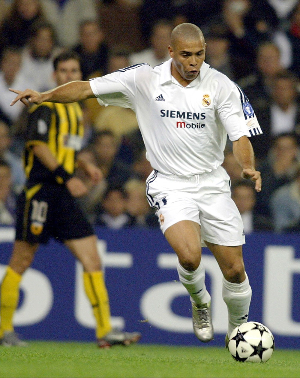 湖人詹姆斯关键三分锁定胜利（詹姆斯命中关键三分，湖人锁定胜局）