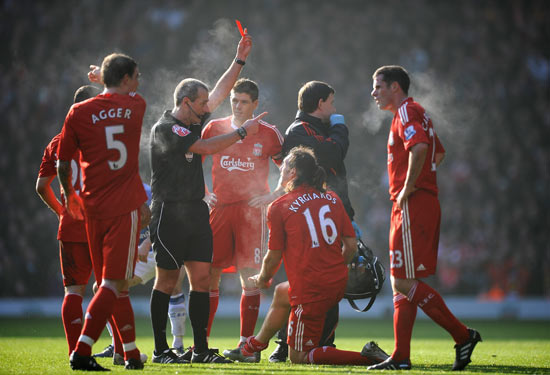 皇马本泽马梅开二度助球队取胜（本泽马双响助皇马全取三分）