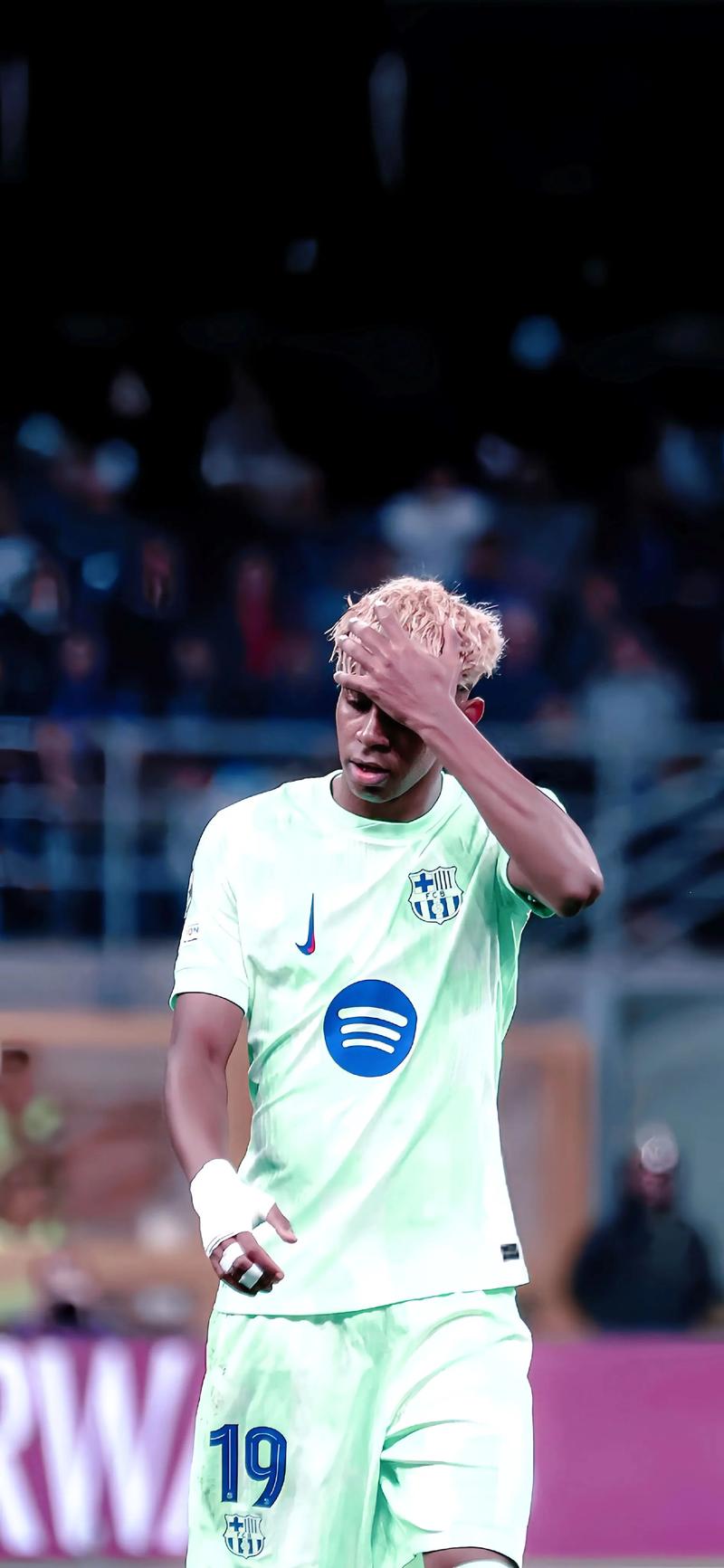 队友疯狂给他做掩护（队友拼命替他打掩护）