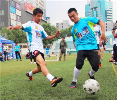 丰塞卡：谢尔基需改善防守态度，以适应曼城的战术纪律（丰塞卡：谢尔基需加强防守意识，方能融入曼城的战术纪律）