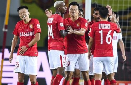 成都球迷怒喷自家球员：球迷和谁有仇你们就输谁，我们要不要脸？（成都球迷怒斥本队球员：遇到仇家就输？颜面何在？）