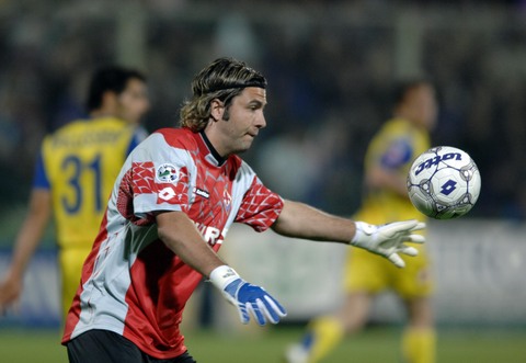 阿贾克斯门将谈表现起伏：主客场用球不同，没踢过球的不会懂（阿贾克斯门将谈状态起伏：主客场用球差异明显，没踢过的人难以理解）