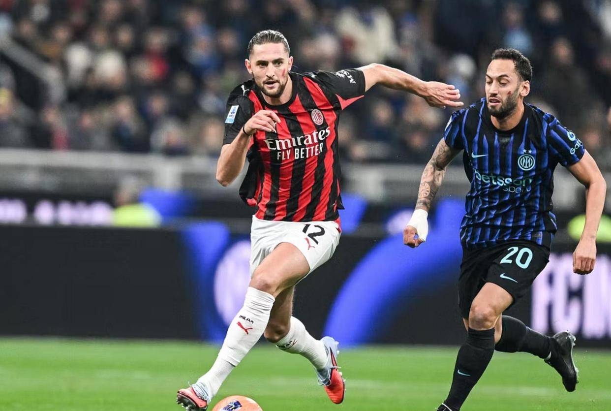 姆巴佩晒手拿全场MVP奖杯和比赛用球照片：团结一致✊🏽（姆巴佩晒照：手捧全场最佳奖杯与比赛用球，团结一心✊🏽）