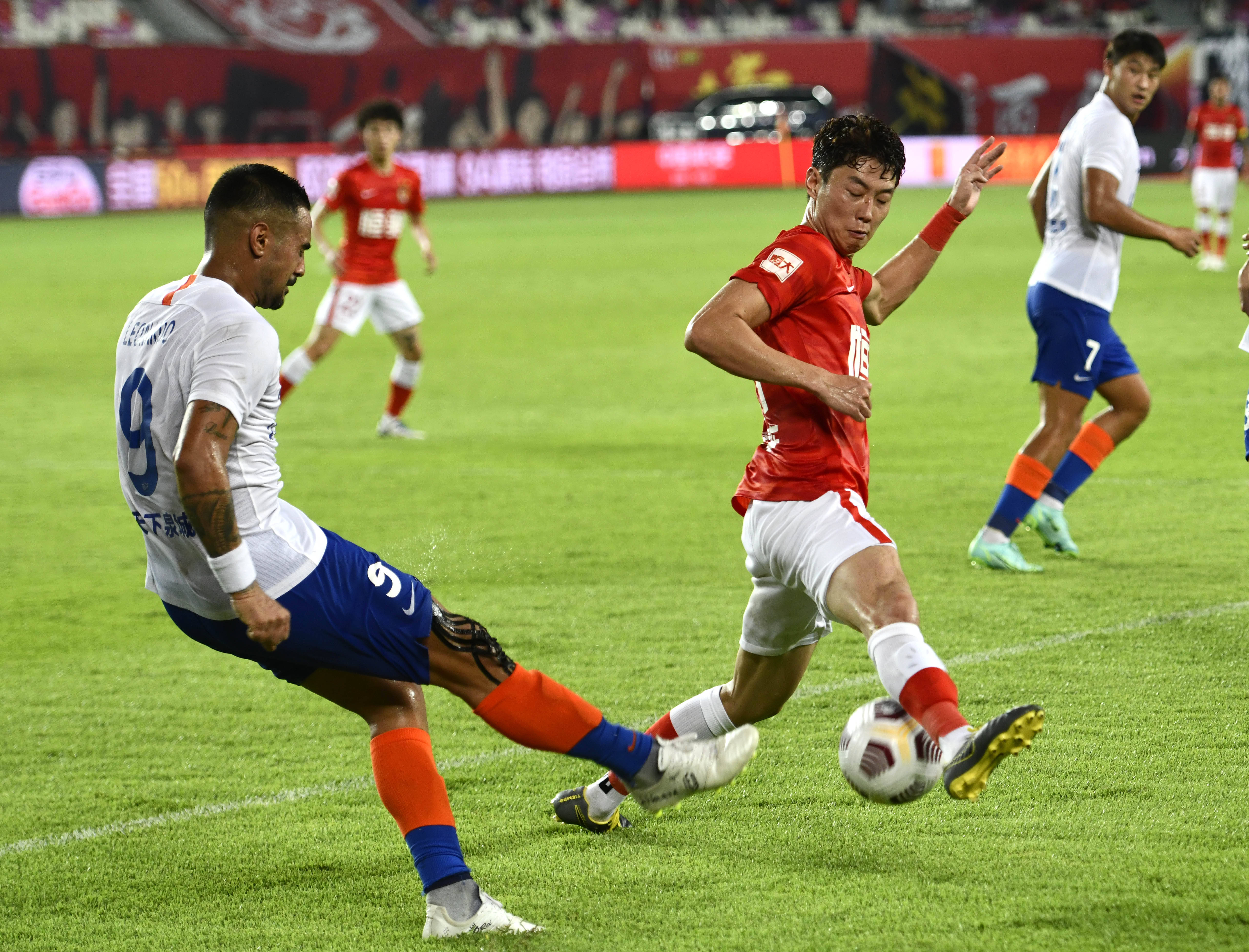 莱万：我愿意和普罗别日和好，当初他可能受到了一些人的影响（莱万愿与普罗别日言归于好：当时他可能受他人影响）