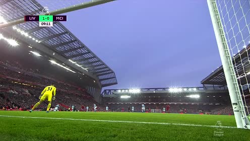 皇马四名首发后卫无人踢完全场，两人染红一人伤退一人被换下（皇马首发后卫无一踢满：两人被罚下、一人伤退、一人被换）